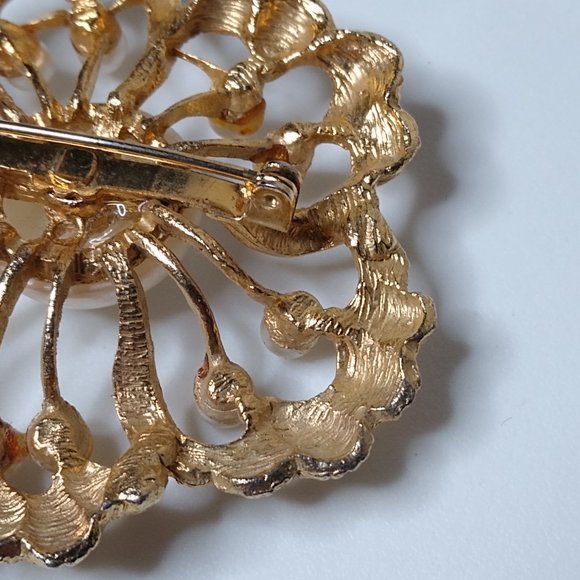 Vintage Faux Pearl And Metal Large Flower Brooch - Picture 13 of 15